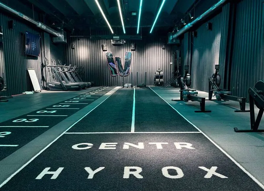Interior del centro de Hyrox W | Hybrid en Barcelona con pista de entrenamiento y equipamiento oficial