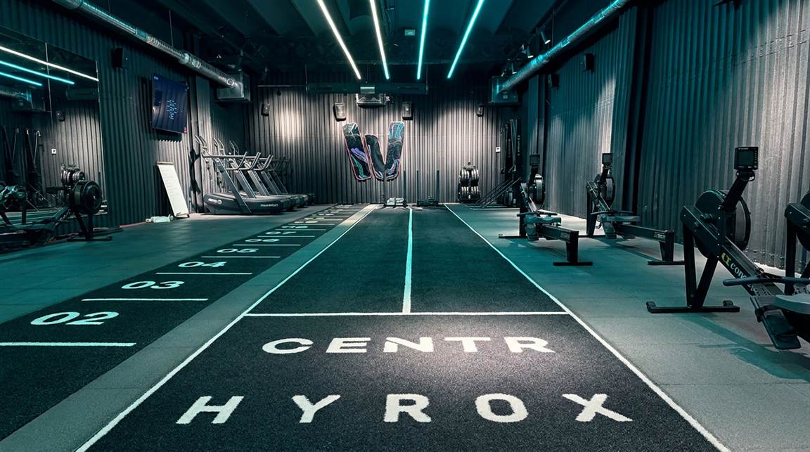 Interior del centro de Hyrox W | Hybrid en Barcelona con pista de entrenamiento y equipamiento oficial