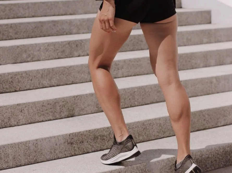 Persona subiendo escaleras como ejemplo de exercise snacks o micro-dosis de ejercicio