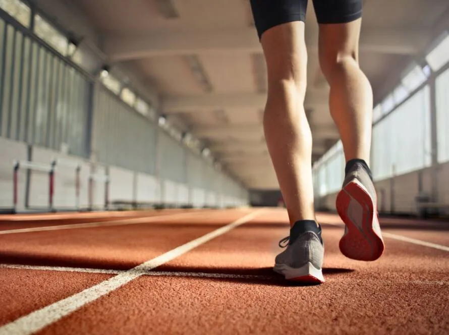 Atleta entrenando intervalos de alta intensidad en pista para mejorar el VO2 max