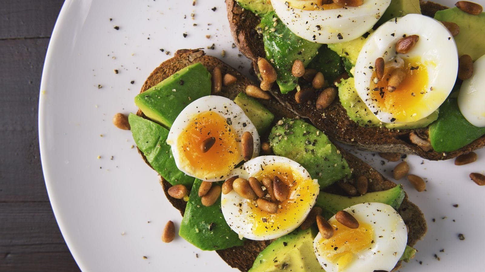 Alimentos ricos en proteína para prevenir la sarcopenia: carne, pescado, huevos y legumbres sobre una mesa