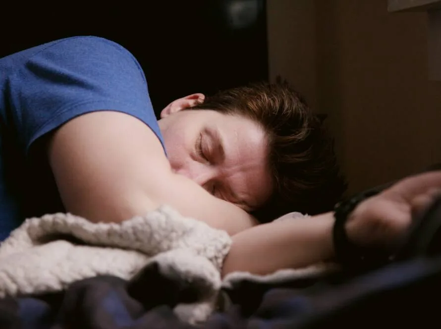 Hombre durmiendo profundamente, clave para dormir para ganar músculo y recuperar
