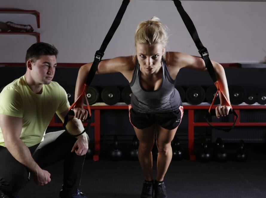 Mujer entrenando con pesas, ejemplo de entrenamiento de fuerza en la menopausia