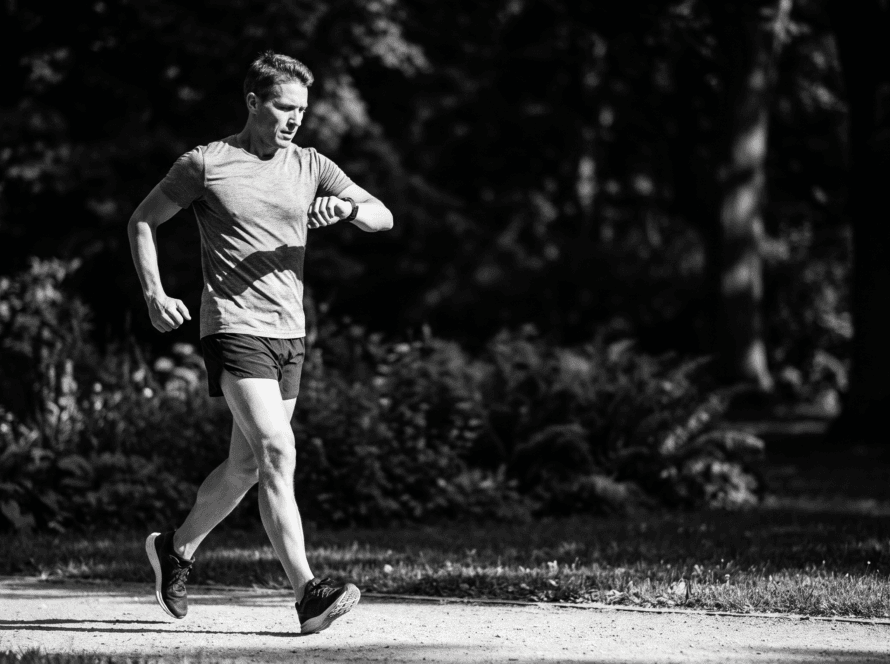 Persona haciendo caminata por intervalos al aire libre, ejemplo de entrenar una vez a la semana
