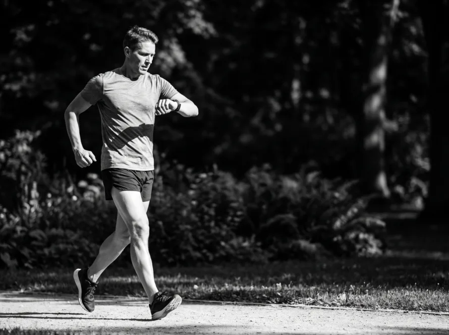Persona haciendo caminata por intervalos al aire libre, ejemplo de entrenar una vez a la semana