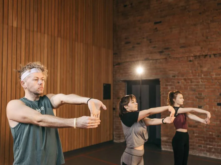 Personas estirando en el gimnasio: estirar antes o después de entrenar